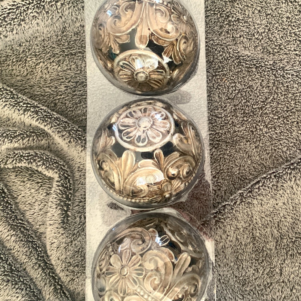 NIB Decorative Sphere Orb Ball Paisley Pattern-4” Resin (set of 3)